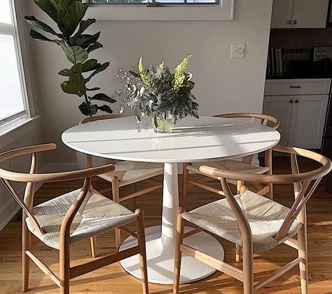 Small Circle Table Kitchen, Mini Dining Room Ideas, Circle Table Kitchen, Small Round Table Dining Room, Small Circle Dining Table, Bistro Nook, Apartment Kitchen Table, Duplex Renovation, Apartment Dining Table