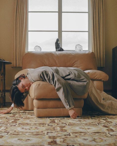 Lazy Photoshoot Photo Ideas, Sitting Upside Down On Couch, Laying On Couch Pose, Lounging Pose Reference, Lazy Photography, Living Room Photoshoot, Sofa Photoshoot, Reading Poses, Laying On Couch