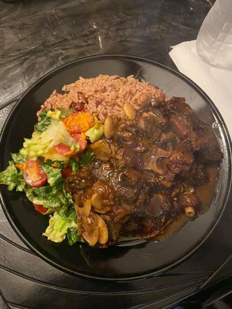 Rice and peas, vegetables & oxtails😋 Oxtail Rice And Peas, Oxtail And Rice, Salted Caramel Fudge, Rice And Peas, South African Recipes, Meat Pie, Oreo Cake, Chocolate Tart, Russian Recipes