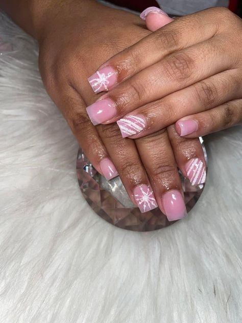 Pink Christmas Nail Designs Short, Short Pink Acrylic Nails Design, Cute Pink Nails Acrylic, Short Square Acrylic Nails Christmas, Cute Pink Nails Short, Short Nails Ideas Christmas, Cute Pink Nails Design, Short Pink Christmas Nails, Short Acrylic Nails Christmas