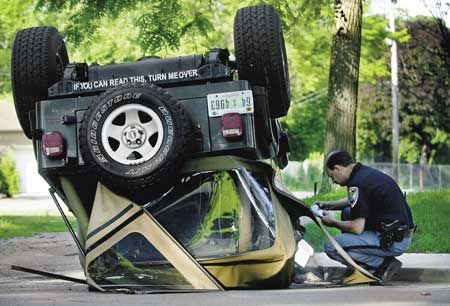 At least they got the bumper sticker right...I hope that was't Monday morning, what a way to start the week. Jeep Jokes, Jeep Humor, Cj Jeep, Jeep Bumpers, Jeep Wrangler Accessories, Funny Bumper Stickers, Wrangler Accessories, Memes Br, Jeep Girl