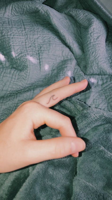 Wave Stick And Poke, Stick And Poke Matching Tattoos, Small Stick And Poke, Small Stick And Poke Tattoo, Friendship Tattoos For 3, Tattoo Ideas Easy, Small Friendship Tattoos, Poke Tattoo Ideas, Stick And Poke Tattoo Ideas