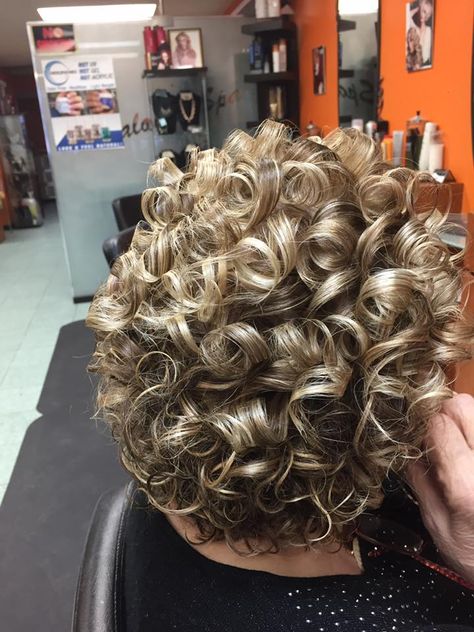 Set Hairstyles, Frosted Hair, Curled Hair, Bouffant Hair, Fresh Hair, Haircut For Older Women, Volume Hair, Short Curly Hair, Curly Hairstyles