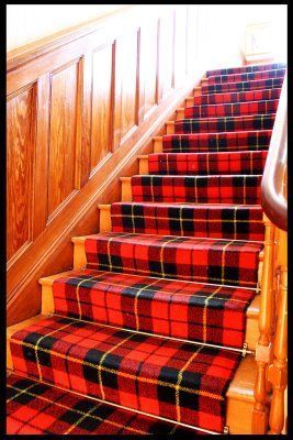 Red tartan stairs Country Style Decorating, Tartan Carpet, Carpeted Stairs, Style Anglais, Scottish Plaid, Plaid Shirts, Carpet Stairs, Red Tartan, Scottish Tartans