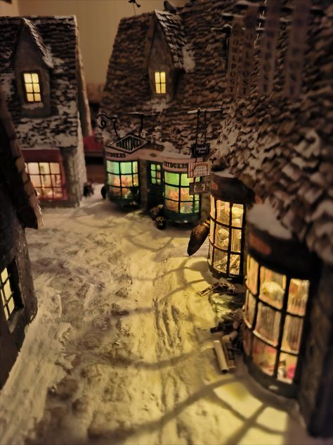 Hogwarts Christmas Village, Miniature Movie Sets, Diy Miniature Village, Harry Potter Christmas Village Display, Harry Potter Set Design, Harry Potter Village Display, Harry Potter Diorama Ideas, Harry Potter Haunted House, Harry Potter Aesthetic Christmas