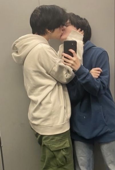 Alt Mlm Couple, Relationship Dynamic Mlm, Cute Mlm Couples Art, Couple Poses Reference Spicy Mlm, Mlm Cuddling, Alt Mlm Couple Aesthetic, T4t Couple Mlm Art, T4t Couple Mlm, T4t Mlm