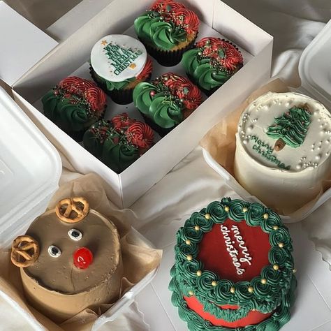 Christmas Lunch Box Cake, Lunch Box Cake, Lunchbox Cake, Cakes Christmas, Box Cakes, Christmas Cake Designs, Bow Cakes, Christmas Lunch, Cupcake Boxes