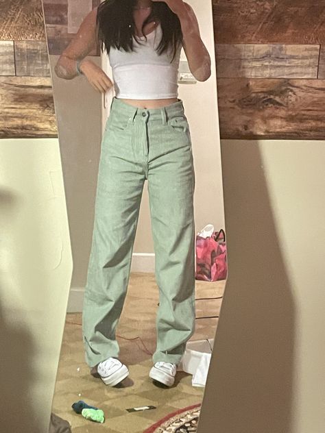 Sage Green Jeans Outfit, Outfit Pantalon Verde, Sage Green Pants, Green Jeans Outfit, Pastel Aesthetic Outfit, Outfits Con Jeans, Outfit Plan, Cute Pants, Motel Rocks