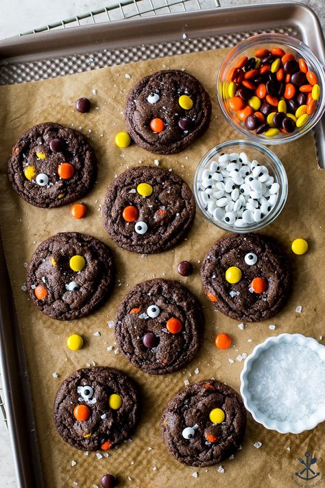 Edible Googly Eyes, Reese's Pieces Cookies, Reeses Cookies, Cookies Halloween, Reese's Pieces, Blueberry Cookies, Cookie Calories, Delicious Cookie Recipes, Googly Eyes