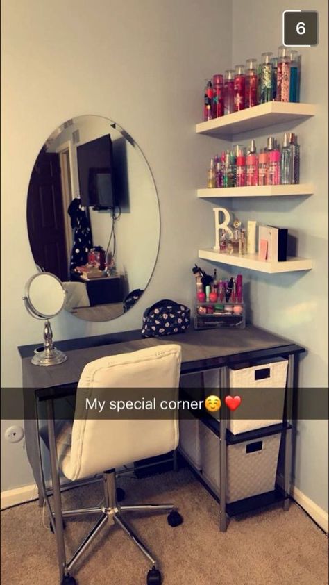 Corner Vanity, Dekorasi Kamar Tidur, Bedroom Desk, Vanity Ideas, Teen Room Decor, Bedrooms Ideas, Teen Bedroom Decor, Makeup Room, Teen Room