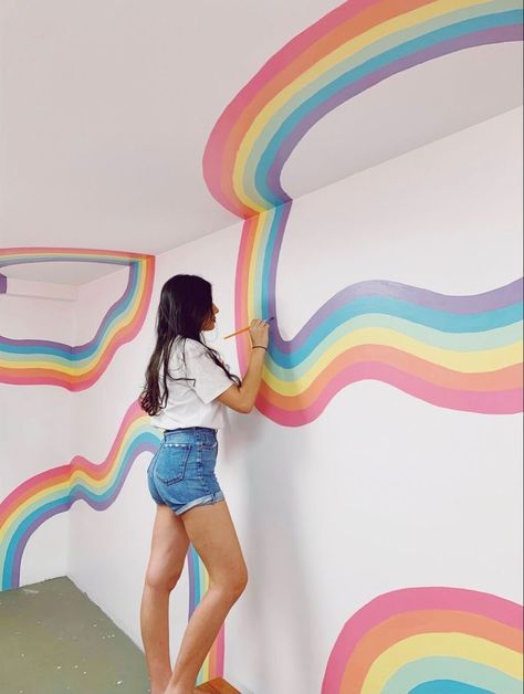 Bed And Wall Gap Filler, Rainbow Aesthetic Room, Fun Wall Painting Ideas, Home Murals Ideas, Paredes Aesthetic, Rainbow Room Aesthetic, Funky Wall Paint Ideas, Line Mural, Spring Home Decor Ideas