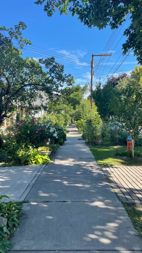 Summer Suburbs Aesthetic, Parque Aesthetic, The Upside Of Falling, Carolina Do Norte, House Background, Canada Pictures, Friendship Photoshoot, Small Town Life, Sky Pictures