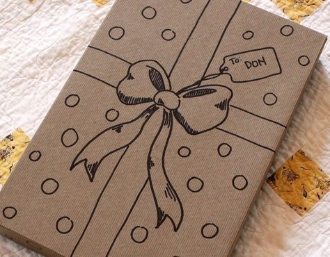 “Make your own wrapping” by drawing ribbons and a bow on a plain gift box. | 27 Clever Gift Wrapping Tricks For Lazy People Diy Sharpie Crafts, Diy Jul, Sharpie Crafts, Diy Sharpie, Clever Gift, Diy Papier, Creative Gift Wrapping, Present Wrapping, God Jul