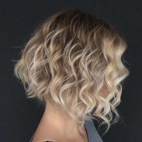 Wavy A-Line Brown Blonde Bob Blonde Ombre Bob, Chin Length Hair, Bob Haircut For Fine Hair, Bob Hairstyles For Fine Hair, Penteado Cabelo Curto, Curly Bob Hairstyles, Ombre Hair Color, Haircuts For Fine Hair, Short Curly Hair