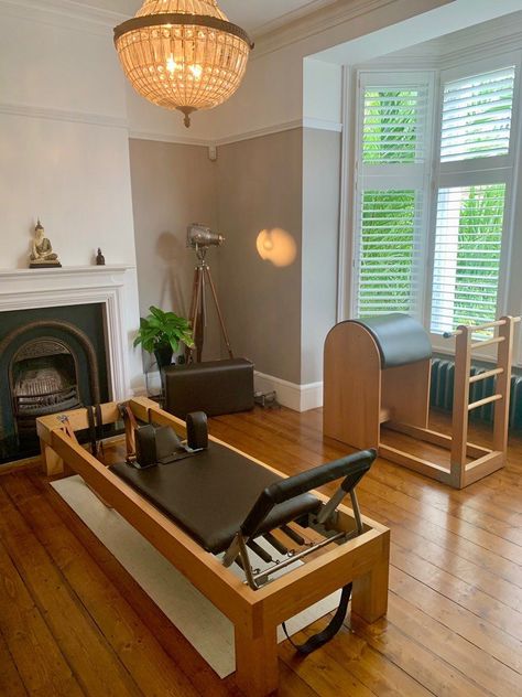 @daniellekleber Home Pilates Room, Pilates Space, Reformer Studio, Centro Yoga, Peloton Room, Home Pilates Studio, Pilates Room, Mini Home Gym, Yoga Room Design