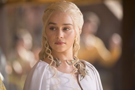 the queen daenerys i targaryen, daughter of aerys ii targaryen and rhaella targaryen ⚔️ from game of thrones Targaryen Wallpaper, Daenerys Targaryen Wallpaper, Daenerys Costume, Game Of Thrones Khaleesi, Eddard Stark, Jorah Mormont, Cardi B Photos, Game Of Thrones Quotes, Live Action Movie