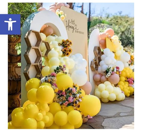 Spring Baby Shower Ideas, Spring Baby Shower Themes, Bee Balloon, Backyard Baby Showers, Ballerina Baby Showers, Baby Shower Boho, Surprise Baby Shower, Baby Shower Theme Decorations, Baby Shower Deco