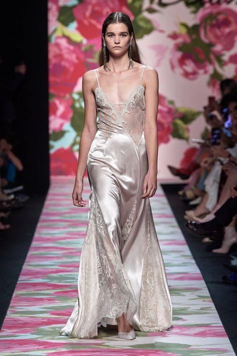 Blumarine Spring 2020 Ready-to-Wear Fashion Show | Vogue Manifesting Future, Runway Fashion Dresses, Runway Fashion 2020, 90s Runway Fashion, Opera Gloves, Vintage Prom, Event Dress, Runway Trends, Maxi Robes