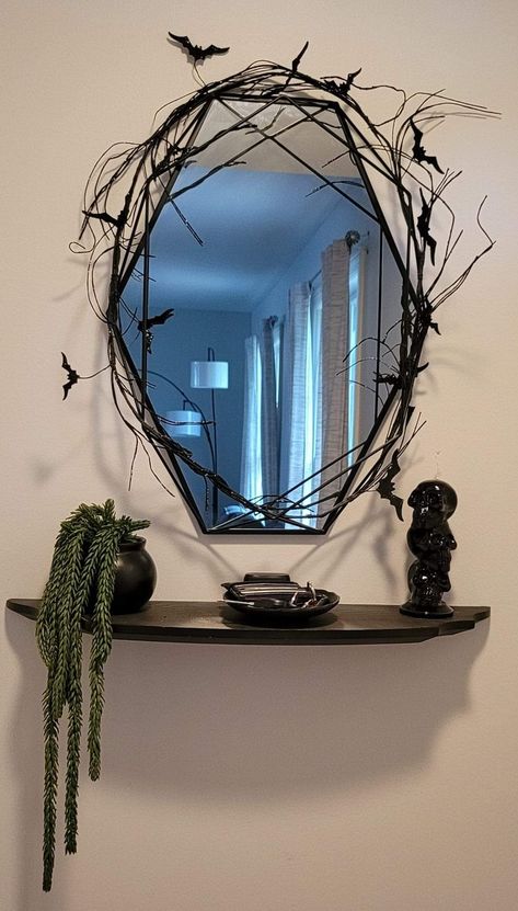 Goth Accent Wall, Minimalist Goth Home Decor, Diy Gothic Decor Crafts Bedroom, Gothic Decor Ideas, Goth Room Diy, Spooky Apartment Decor, Gothic Study Room, Cuarto Dark, Gothic Entryway