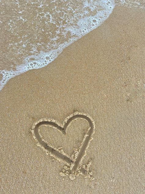 Beach Widgets, Heart In Sand, Playa Aesthetic, Hands Holding Heart, Beach Clouds, Home Screen Widget, Cute Home Screen, Beach Heart, Wallpaper Iphone Dark