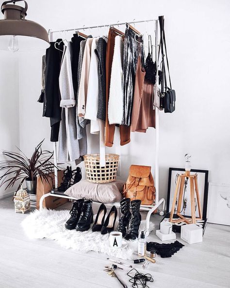 See this Instagram photo by @clubfashionblogger • 2,398 likes Chic Minimalista, Simple Closet, Closet Tour, Dressing Rooms, Vanity Room, Apartment Life, Closet Inspiration, Room Closet, Dec 26