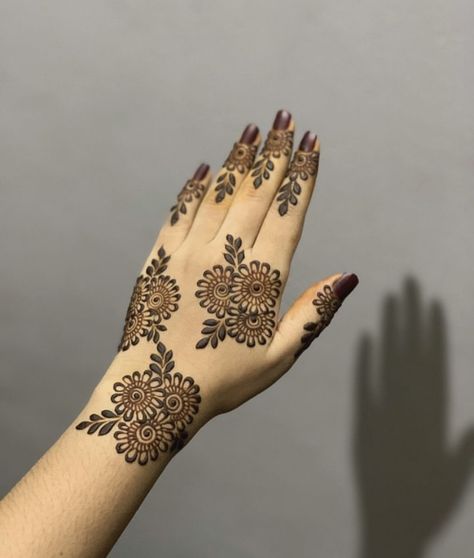 Different Mehendi Styles, Short Mehndi Design Aesthetic Back, Aesthetic Back Hand Mehndi Designs, Mahadi Design Simple, Short Hand Mehndi, Mahndi Pic Simple, Mehandi Designs Back Hands, Short Mehendi, Mehandi Designs For Hands Simple