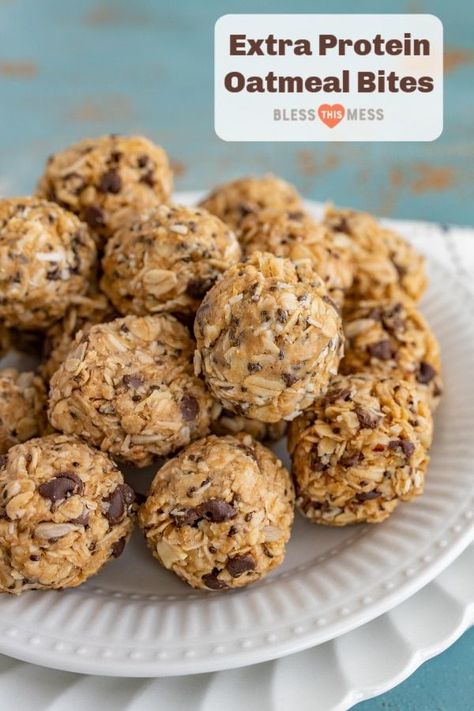 Extra Protein Oatmeal Bites pack a ton of nutrients, fiber, and protein for a well-balanced snack that tastes reminiscent of a healthy peanut butter cup. #proteinbites #healthysnackideas #oatmeal Oatmeal Energy Bites, Energy Bites Healthy, Oatmeal Bites, Peanut Butter Energy Bites, Energy Balls Healthy, Energy Bites Recipes, Protein Oatmeal, No Bake Energy Bites, Protein Packed Snacks