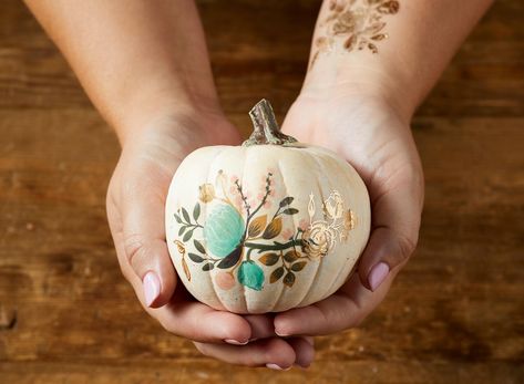 floral-painted-white-pumpkin-2d2e7276 Easy Pumpkin Designs, Decorate Halloween, Decoupage Pumpkins, No Carve Pumpkin Decorating, Fun Fall Crafts, Painted Pumpkin, Easy Fall Crafts, Easy Halloween Crafts, Faux Pumpkins