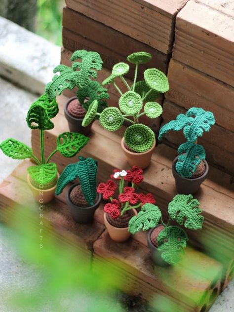 How To Crochet A Plant, Crochet Houseplants Free Pattern, Crochet Garden Ideas, Crochet Houseplants, Crochet Plants Free Pattern, Crochet House Plants, Crochet Houseplant, Crocheted Plants, Crochet Plants