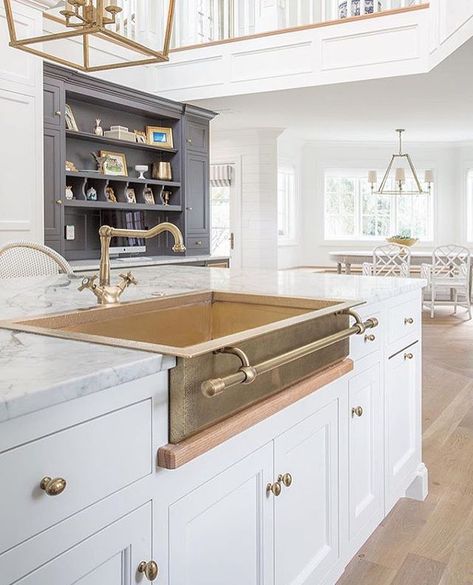 Italian Outdoor Kitchen, Outdoor Kitchen Corner, Hamptons Kitchen, Utah Style, Western Kitchen, Beautiful Kitchen Designs, Tuscan Kitchen, Brass Sink, Kitchen Corner