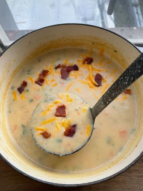 Ree Drummond's potato soup in ladle. Ree Drummond Recipes, Pasta Fagioli Soup, Easy Peach Cobbler Recipe, Great Dinner Recipes, Pot Pie Filling, Beer Cheese Soups, Cabbage Roll Soup, Creamy Potato Soup, Holiday Clothing