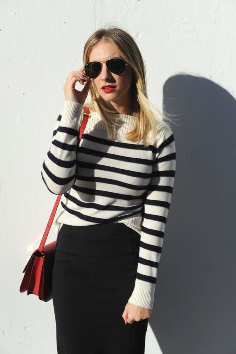 A slimming black and white striped sweater that fits like a glove without compromising comfort. Breton Outfit, Black White Striped Shirt Outfit, Black And White Striped Sweater Outfit, Army Green Clothes, Black And White Stripes Outfit, Striped Cupcakes, Black And White Sweater Outfit, Black And White Striped Shirt Outfit, White Striped Sweater Outfit