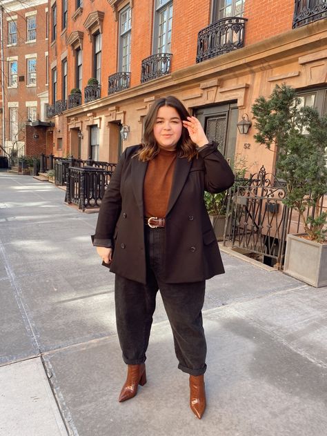 Styling a black plus size blazer- brown sweater, black mom jeans, brown boots Plus Size Winter Outfits, Jean Outfit, Moda Curvy, Plus Size Looks, Academia Outfits, Plus Size Fall Fashion, Look Plus Size, Look Retro, Plus Size Winter