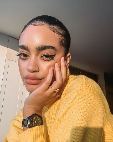 Five women with amazing eyebrows share the products, treatments, techniques, and best eyebrow tips they can't live without. Thick Eyebrows Natural, Eyebrows Products, Eyebrows Goals, Eyebrow Styles, Eyebrow Hacks, Thick Brows, Thick Eyebrows, Natural Black Women, Natural Eyebrows