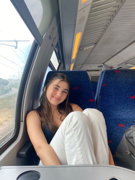 Pictures In Train Ideas, Train Pictures Instagram Aesthetic, Train Ride Outfit Summer, Train Inspo Pics, Bus Picture Ideas, Train Poses Photography, Poses In Train, Train Outfit Travel Summer, Train Instagram Pictures