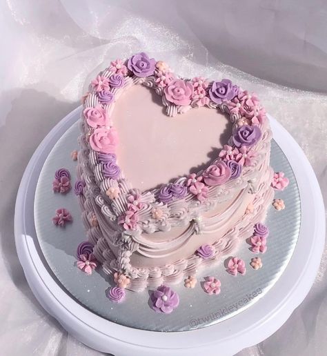 Cottagecore Cake, Bolo Vintage, Purple Cakes Birthday, Heart Shaped Cake, Bolo Barbie, Vintage Birthday Cakes, Idee Babyshower, Pastel Cakes, Purple Cakes