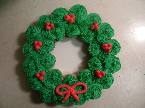 christmas wreath - Thanks to a few ppl on this site I was inspired to try this this and it was a pleasure trying it and fun too. Thanks again to everyone. Cupcake Wreath, Pull Apart Cupcake Cake, Delicious Christmas Desserts, Chocolate Peppermint Cookies, Pull Apart Cupcakes, Christmas Cupcake, Holiday Cupcakes, Peppermint Cookies, Baking Essentials