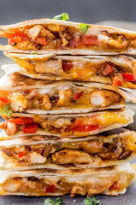 The BEST homemade chicken quesadilla recipe loaded seasoned chicken, sautéed vegetables and cheese! Quesadillas ready in just 15 minutes. Best Quesadilla Recipe, Fajita Quesadilla, Quesadilla Recipes Easy, Cheese Quesadillas, Chicken Quesadilla Recipe, Sauteed Peppers, Quesadilla Recipe, Hearty Lunch, Seasoned Chicken