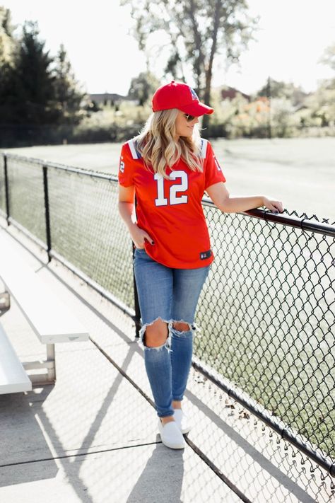 What to wear with a jersey / 3 Ways to wear a jersey Jersey Photoshoot, Sports Jersey Outfit, Jersey Dress Outfit, Games Outfits, Outfit Jersey, Jersey Outfits, Basketball Outfit, Tailgate Outfits, Football Jersey Outfit