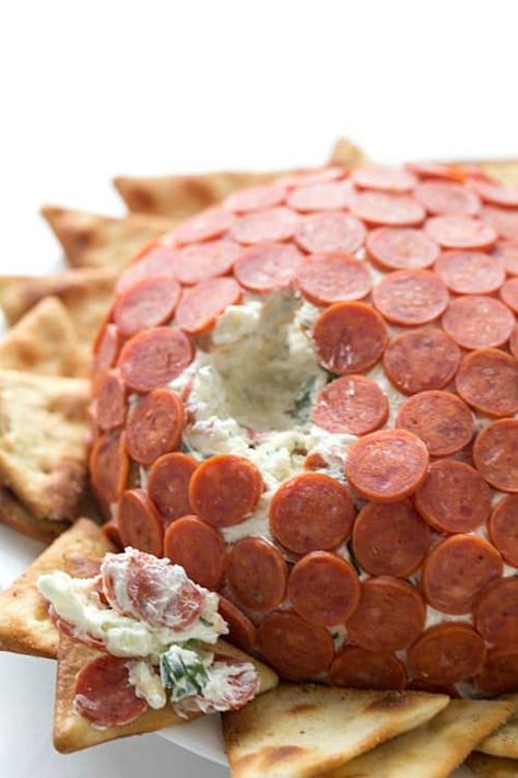 Our PEPPERONI PIZZA CHEESE BALL is delicious appetizer for any party that takes hardly any prep & has big flavors! Cheese Ball Dip, Cheese Ball Recipes Easy, Pizza Cheese, Snack Dip, Cheese Ball Recipes, Wontons, Cheese Appetizers, Finger Food Appetizers, Balls Recipe