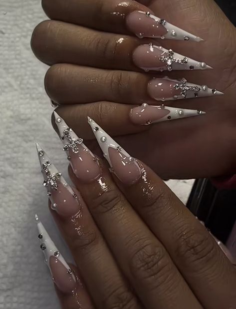 Stilleto Nails With Charms, Nails Stilleto Inspiration, White Dramatic Nails, Steletoes Nails Long, French Tip Acrylic Nails With Charms, Stalitoes Nails Design, Red Bottom Stiletto Nails, Stilleto Nails Long Designs, Soft Stiletto Nails