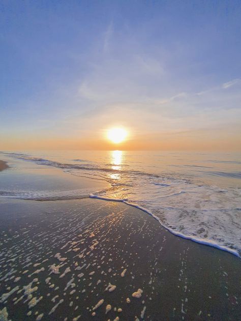 ondergaande zon bij petten strand Beach Drawings, Beach Drawing, Scandinavian Home, Amelie, Wow Products, Long Beach, Holland, Good Morning, Nature