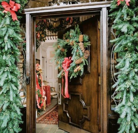 Southern Christmas Tour with Todd Richesin - The Glam Pad Southern Christmas Decor Traditional, Southern Christmas Decor, Southern Christmas Decorations, Salvesen Graham, Hampton Garden, Christmas Outdoors, Mario Buatta, Kitschy Christmas, Southern Christmas