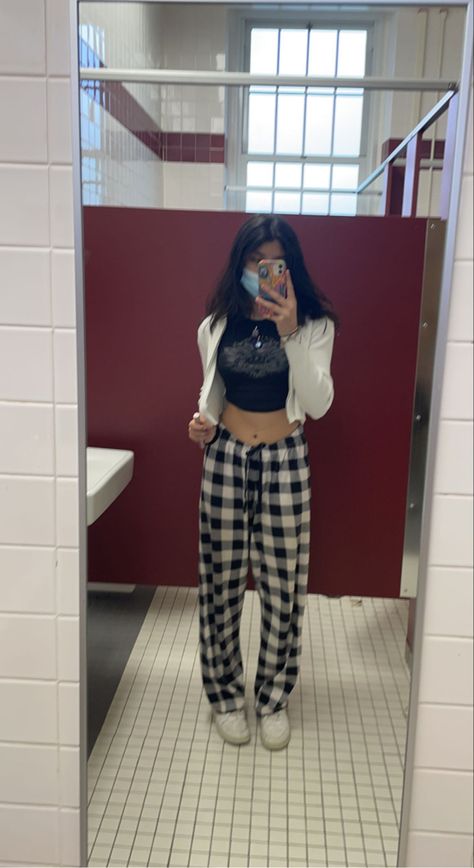 Outfits With Pajama Pants For School, Flannel Pants Aesthetic, Plaid Pajama Pants Outfits Aesthetic, Pajamas Pants Outfit, Checkered Pjs, Pj Pants Outfit, Lazy Aesthetic, Cute Pj Outfits, Night Pjs