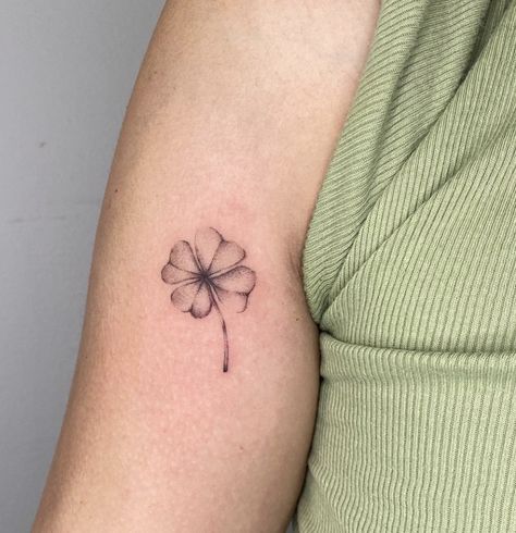 Lucky Charm Tattoo Good Luck, Quadrifoglio Tattoo, Clover Flower Tattoo, Lucky Clover Tattoo, Moon Tattoo Wrist, 4 Leaf Clover Tattoo, Shamrock Tattoo, Leaf Clover Tattoo, Feather Tattoo Meaning