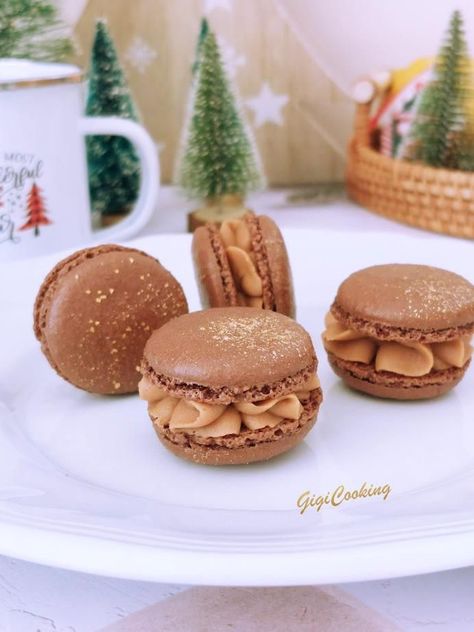 Hello tout le monde ! Beaucoup de gourmands dans ma famille et mes amis attendent toujours impatiemment la période des fêtes pour pouvoir déguster mes fameux macarons 🥳 Les voici ! Coques en chocolat pailletées d'or et garnis d'une gourmande ganache au... Ganache Macaron, Macarons, Biscuits, Pastry, Muffins, Thermomix