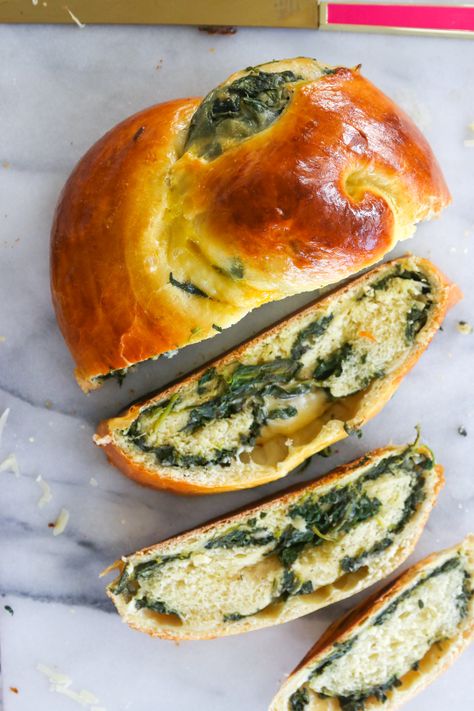 Spinach Stuffed Bread, Stuffed Challah Bread Recipe, Spinach And Cheese Bread, Rosh Hashana Appetizers, Rosh Hashanah Appetizers, Stuffed Bread Recipes, Hanukkah 2023, Jewish Meals, Stuffed Challah