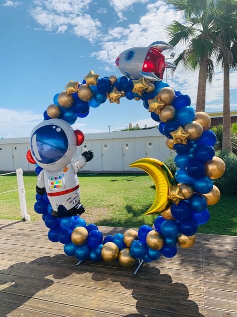 Balloon Space Theme, 2nd Space Birthday Party, Space Ballons Decoration, Space Balloon Bouquet, Space Theme Balloon Decoration, Outer Space Balloon Arch, Space Themed Balloons, Space Theme Balloons, Space Party Centerpiece Ideas