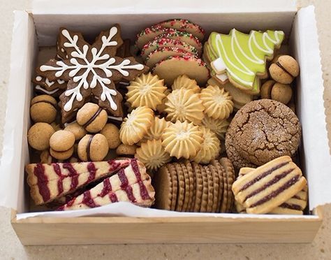 بيتي فور, Christmas Cookie Boxes, Assorted Cookies, Christmas Cookies Packaging, Cookies Packaging, Christmas Cookie Box, Christmas Cookies Gift, Cookie Gift Box, Creative Desserts