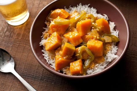 This Thai red curry recipe has kabocha squash, garlic, ginger, and green bell peppers simmered in a coconut-curry sauce. Kabocha Squash Recipe, Thai Red Curry Recipe, Red Curry Recipe, Winter Squash Recipes, Kabocha Squash, Vegetarian Main Dishes, Chinese Dishes, Squash Recipes, Vegetarian Recipes Dinner